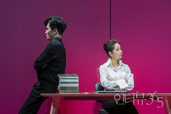 [국립극단] 콘센트-동의_공연사진12_에드워드(김석주), 로라(양서빈)