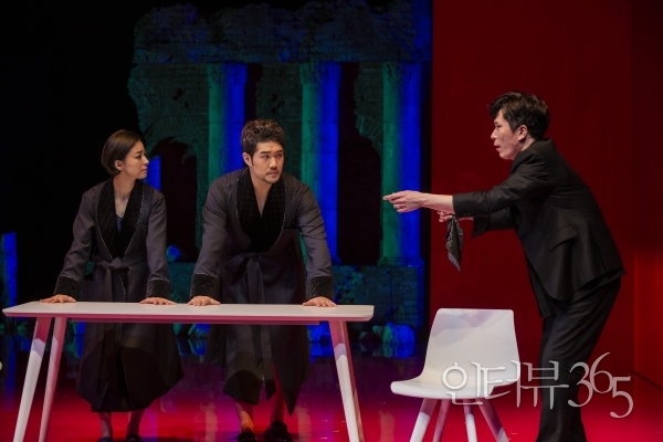 9번[국립극단] 콘센트-동의_공연사진11_레이첼(정새별), 제이크(임준식), 에드워드(김석주)