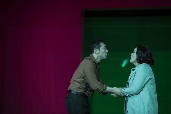 10번[국립극단] 콘센트-동의_공연사진06_팀(이종무), 키티(신소영)