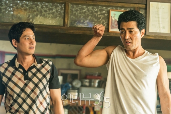 영화 '힘을 내요, 미스터 리'에서 형제로 등장하는 배우 박해준, 차승원 스틸컷/사진=NEW