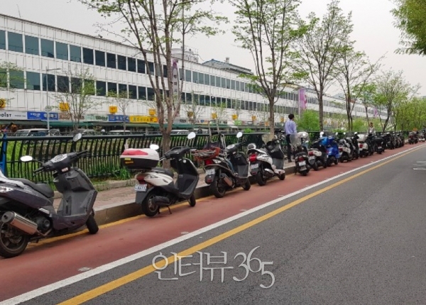 동대문 청계천 주변 불법 주‧정차된 오토바이/사진=서울시