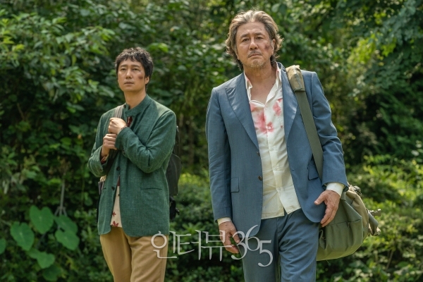 영화 '행복의 나라로'(가제)로 첫 연기 호흡을 맞춘 배우 최민식, 박해일/사진=㈜하이브미디어코프