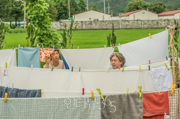 영화 '행복의 나라로'(가제)로 첫 연기 호흡을 맞춘 배우 최민식, 박해일/사진=㈜하이브미디어코프