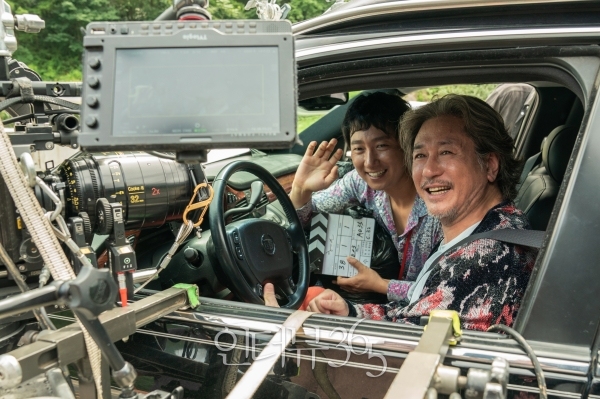 영화 '행복의 나라로'(가제)로 첫 연기 호흡을 맞춘 배우 최민식, 박해일/사진=㈜하이브미디어코프