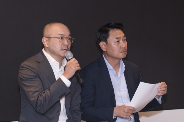 25일 판교 카카오 오피스 스위치온에서 열린 기자간담회에서 조수용(왼쪽)·여민수 카카오 공동대표가 뉴스 및 검색서비스 개편사항을 설명하고 있다.