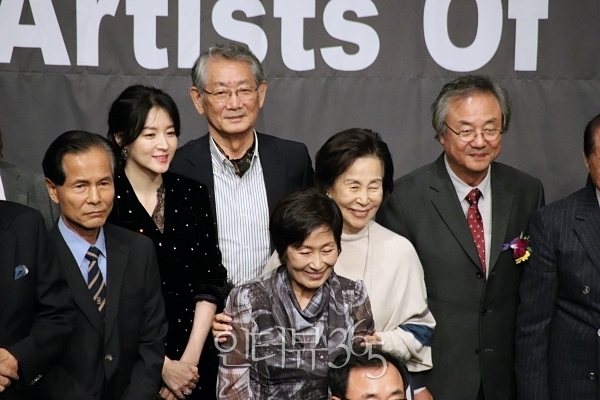 제9회 아름다운예술인상 참석한 이영애-전무송-김혜자-손숙-정동환/사진=인터뷰365