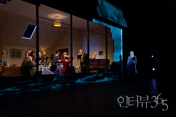 [국립극단]인테리어즈_공연사진_07