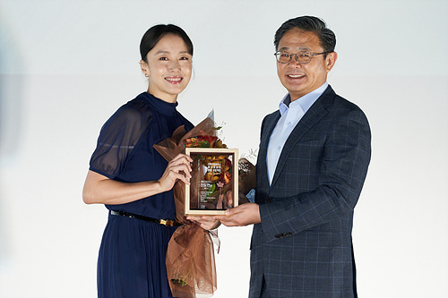 전도연관 헌정패 증정식에서 배우 전도연(左), CJ CGV 대표이사 최병환(右)/사진=CGV