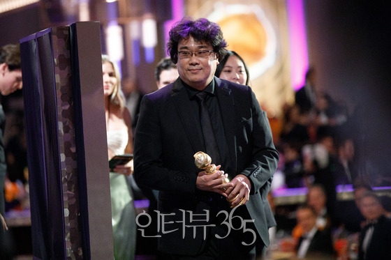 제77회 골든글로브시상식에서 한국 영화 최초로 외국어 영화상을 받은 '기생충'의 봉준호 감독/사진=CJ엔터테인먼트