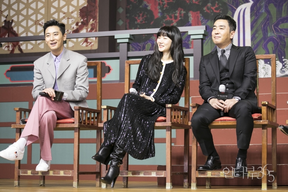 5일 서울 강남구 그랜드 인터컨티넨탈 서울 파르나르에서 열린 킹덤 시즌2 제작발표회에 참석한 배우 주지훈, 배두나, 류승룡/사진=넷플릭스<br>
