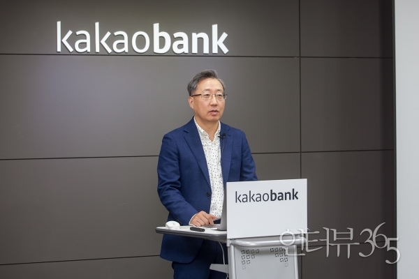 카카오뱅크 윤호영 대표이사가 27일 오전 서울 용산구 카카오뱅크 서울오피스에서 열린 온라인 기자간담회에 참석해 올해 계획에 대해 설명하고 있다./사진=카카오뱅크