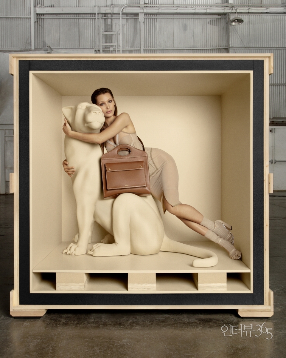 럭셔리 패션 브랜드 버버리가 세계적인 모델 벨라 하디드와 함께한 포켓백 캠페인 이미지/사진=버버리
