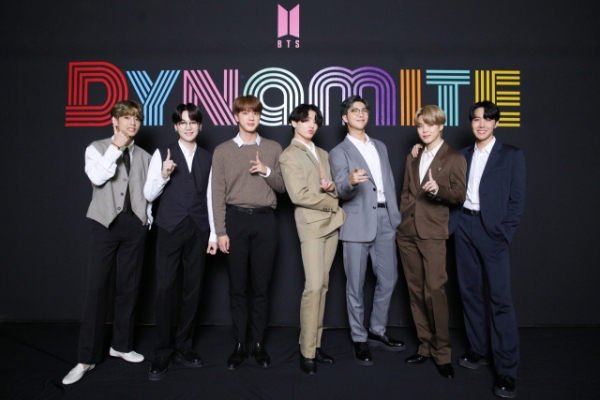 빌보드 ‘핫(HOT) 100 차트’ 1위를 차지하며&nbsp;글로벌 인기 그룹으로 맹위를 떨친 방탄소년단(BTS). 문화체육관광부는 빌보드 1위로 인한 경제적 파급효과는 1조7000억원에 이를 것으로 추산된다고 7일 밝혔다.&nbsp;