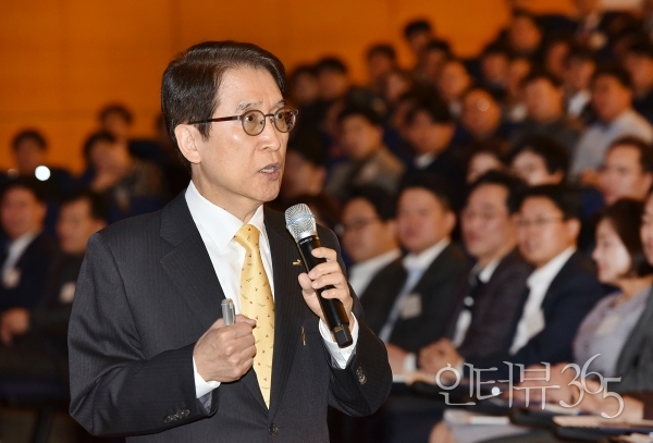 ‘2020년 출발 전사경영전략회의’에 참석한 신창재 교보생명 회장/사진=교보생명<br>