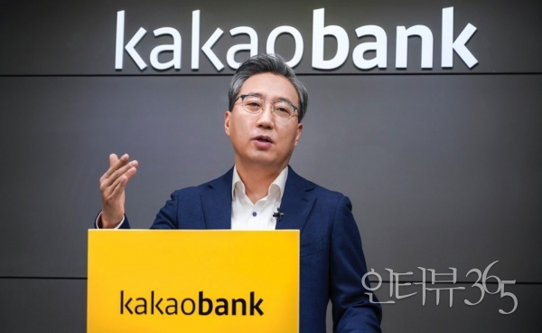 [카카오뱅크]윤호영 카카오뱅크 대표이사가 2일 오전 온라인 기자간담회에서 발표하고 있다(5)