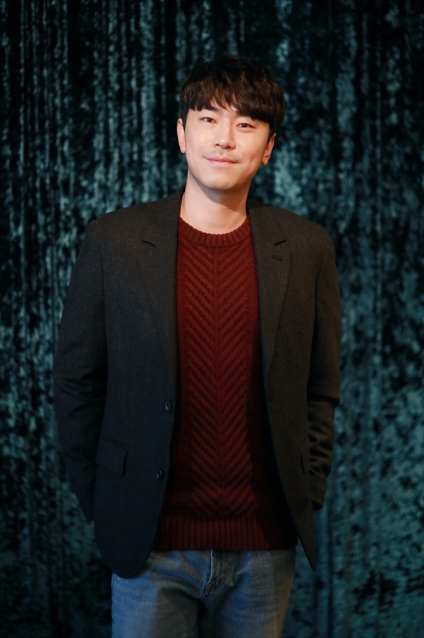 210428 - [배우 이시언] 연극 '완벽한 타인' 캐스팅 로맨티스트 ‘코지모’ 역으로매력 선사
