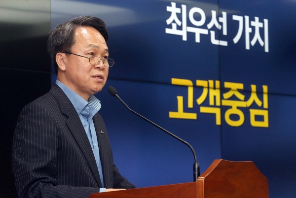 지난 7일 서울 중구 소재 신한은행 본점에서 개최된 ‘2020 상반기 경영전략회의’에서 진옥동 은행장이 ‘고객중심’ 경영전략을 설명하고 있다./사진=신한은행<br>