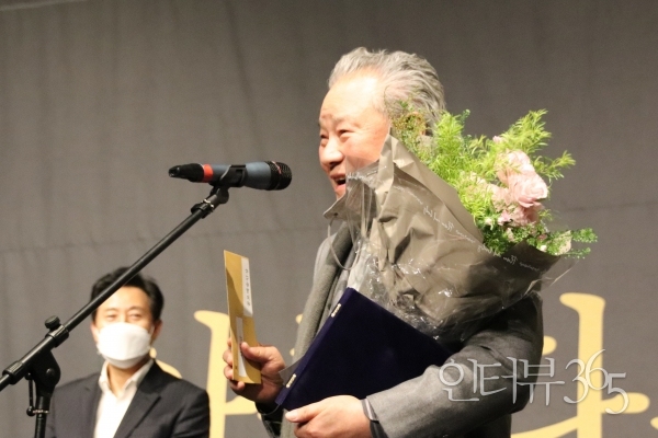 18일 서울 중구 명보아트홀에서 열린 '제11회 아름다운 예술인상'에서&nbsp;'공로예술인상'을 수상한 이장호 감독<br>