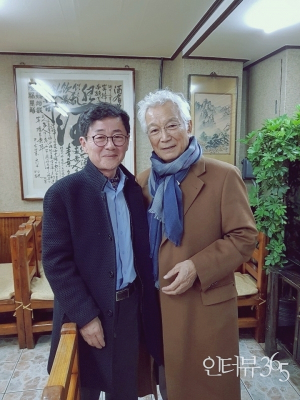 지금은 고인이 된 '톱스타'의 원조 신성일 배우와 함께 했던 시절을 떠올리며. 지금은 고인이 된 신성일 배우는 필자와 긴 세월을 두고 만나며 ‘형님, 아우’하며 형제처럼 정을 나눴다. 그는&nbsp;분명하고 솔직하고 자존심 강하고 언행에서도 강단이 있었다. 항상 멋을 소중하게 생각했고 비굴한 것을 싫어하고 사나이다운 기백을 잃지 않았던 배우였다.&nbsp;ⓒ인터뷰365<br>