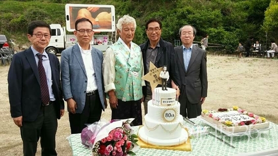 2016년 영천 성일가에서 팔순 잔치를 맞이했을 당시 신성일 배우는 경북고 동문 친구들과 서울에서 영사모 회원만을 초청했다. 영사모는 ‘영화를 사랑하는 모임’의 이름으로 발족된 소수의 모임이다. 사진 왼쪽부터 필자, 정중헌 한국생활연극협회 이사장, 신성일 배우, 한보영 평론가, 정종화 영화연구가.&nbsp;ⓒ인터뷰365
