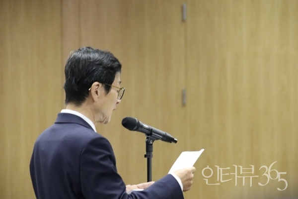 필자는 신성일 배우의 마지막 가는 길을 배웅했다. 영결식에서 고인의 생애를 요약한 약력을 보고한 것이 그를 위한 필자의 마지막 역할이었다.ⓒ인터뷰365