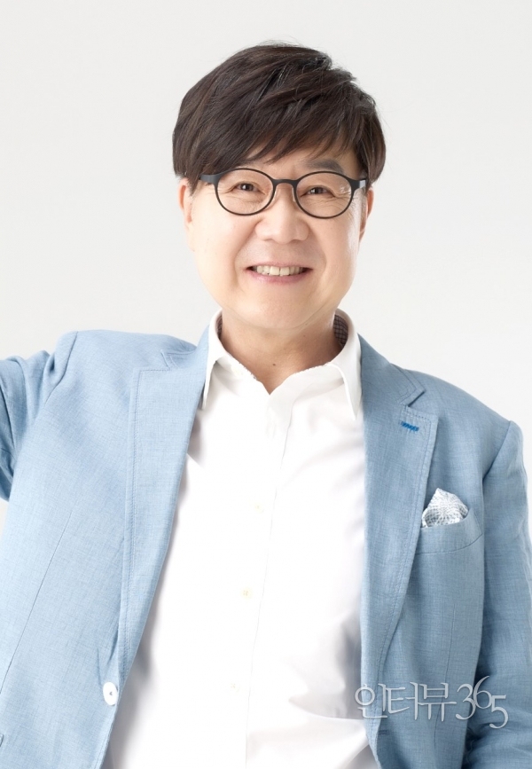 MC 겸 가수 임백천. MC로 활약하던 그가 30년만에 4집 앨범을 내놓았다.