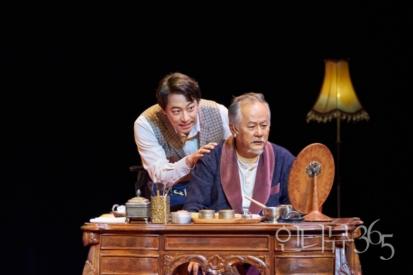 연극 '더 드레서'공연 장면./사진=국립정동극장