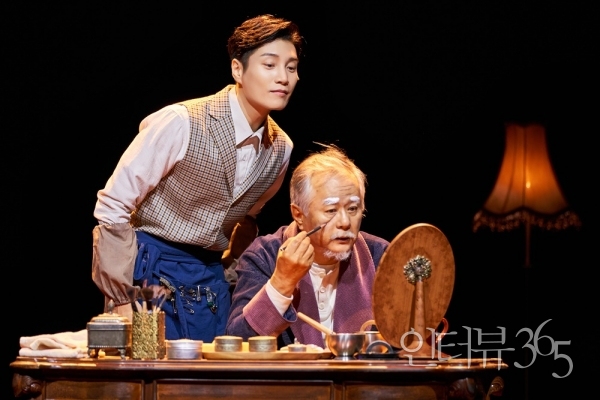 연극 '더 드레서'공연 장면./사진=국립정동극장