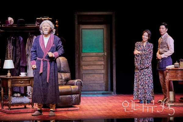연극 '더 드레서'공연 장면./사진=국립정동극장