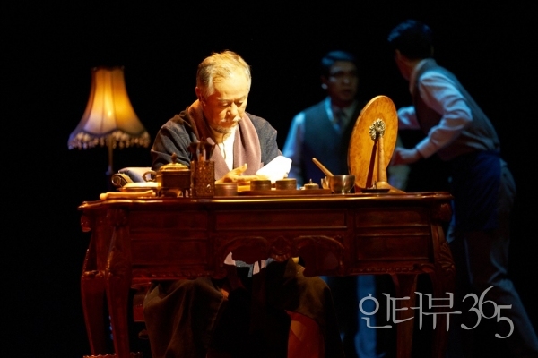 연극 '더 드레서'공연 장면./사진=국립정동극장