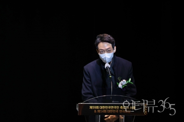 제14회 대한민국 연극대상 시상식에서 대상을 수상한 극단 배다의 '붉은 낙엽' 수상자 이준우 연출이 소감을 말하고 있다.