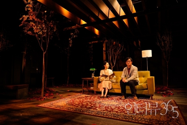 연극 '붉은 낙엽' 공연 장면. ‘에릭(박완규)’은 사진관을 정리하면서 발견한 ‘에이미가 엄마와 함께 찍은 사진’을 건넨다. 미안하다는 말을 전하고 싶었다는 ‘에이미(장승연)’에게 에릭은 자신보다 현명하게 ‘가족’을 잘 돌볼 수 있기를 바란다는 말을 남긴다./사진=서울연극협회<br>
