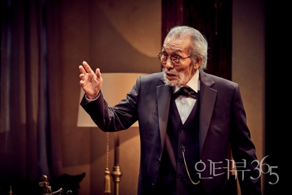 배우 오영수가 출연한 연극 '라스트 세션' 공연 장면./사진=파크컴퍼니