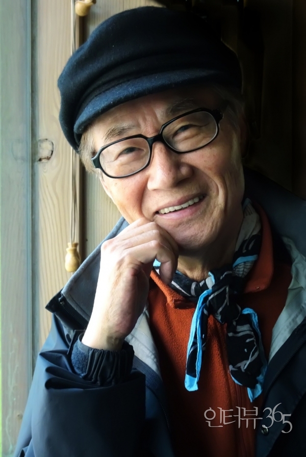 연기 인생 54년째를 맞이한 배우 권병길. 무대에서&nbsp;반백년의 인생을 보낸 그는&nbsp;공연무대의 실록과 같은 회고록&nbsp;'배우 권병길, 빛을 따라간 소년'을 펴냈다.&nbsp;&nbsp;