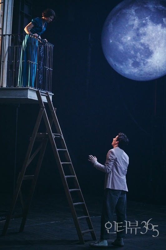 영국 국립극장(NT) '로미오와 줄리엣' 영상 장면. Photo by Rob Youngson.