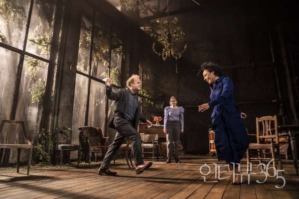 영국 트래펄가(Trafalgar)의 '엉클 바냐' 영상 장면. /Credit Johan Persson
