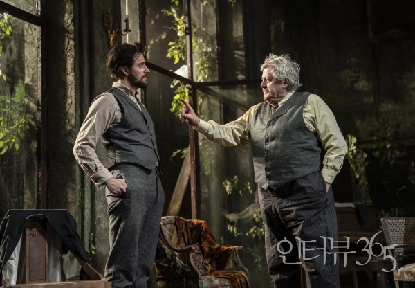 영국 트래펄가(Trafalgar)의 '엉클 바냐' 영상 장면. /Credit Johan Persson