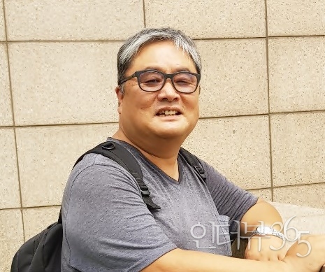 30여 년째 시를 써온 전윤호 시인. 정선에서 태어나 정선에서 자란 그는 고향의 서정을 애틋한 시로 담아 아홉 번째 시집 '정선'을 발표했다./사진=인터뷰365<br>