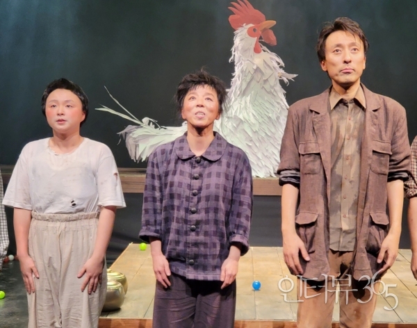 연극 '임금알' 커튼콜에 자리한 배우들