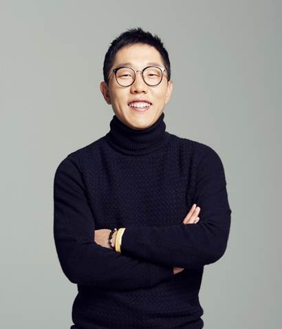 신간 '질문이 답이 되는 순간'를 펴낸 방송인 김제동./사진=인터파크