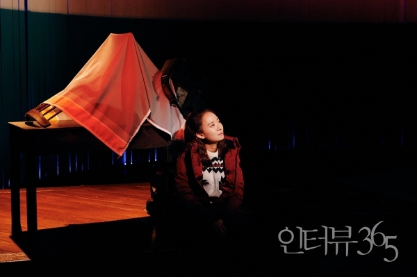 연극 '눈을 뜻하는 수백 가지 단어들' 공연 장면./사진=엠피앤컴퍼니