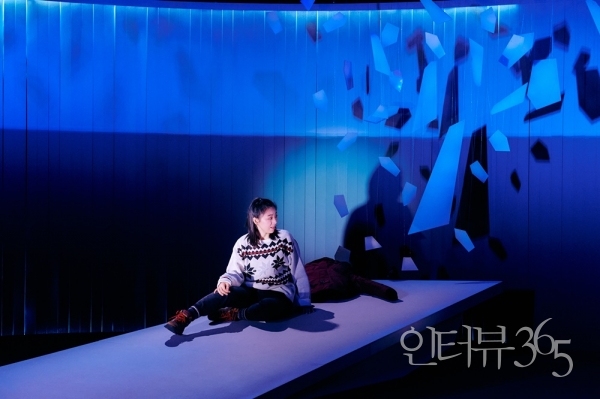 연극 '눈을 뜻하는 수백 가지 단어들' 공연 장면./사진=엠피앤컴퍼니