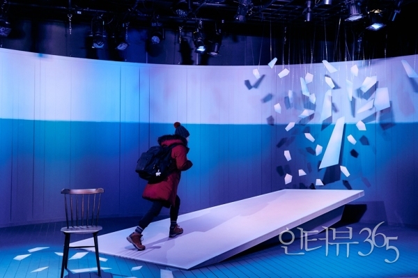 연극 '눈을 뜻하는 수백 가지 단어들' 공연 장면./사진=엠피앤컴퍼니