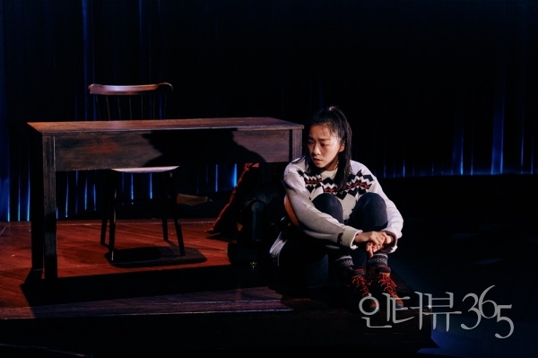 연극 '눈을 뜻하는 수백 가지 단어들' 공연 장면./사진=엠피앤컴퍼니
