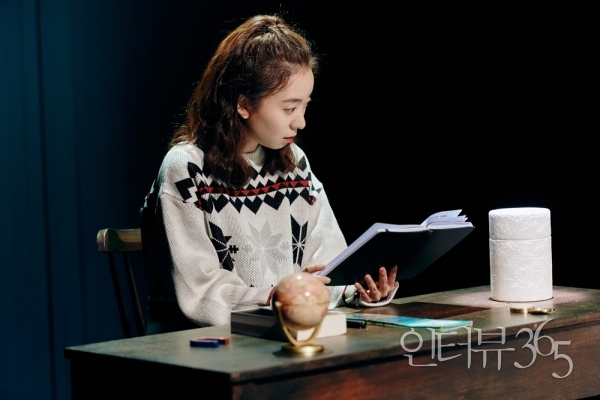 연극 '눈을 뜻하는 수백 가지 단어들' 공연 장면./사진=엠피앤컴퍼니