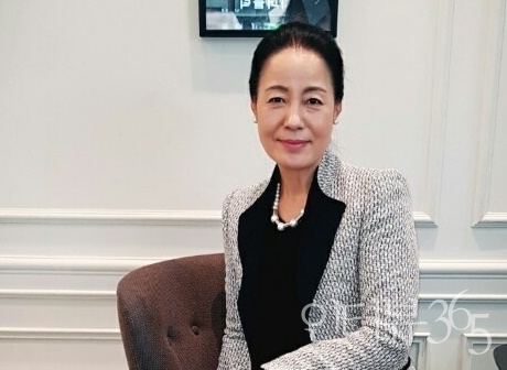 대자연을 사실적으로 접근하는 김숙진 한국화가. 김 화백은 중년을 넘은 나이에 본격적으로 그림을 배우기 시작한 후 20년간 전업화가로 활동해왔다.&nbsp;한국미술대전 등 유수 전시회서 다수 수상한 그는 대한민국미술대전 구상부문 한국화심사위원을 맡기도 했다. 김 화백은 "자신 있고 좋아하는 일을 취미로 살려나가면 길이 보인다"며&nbsp;"꿈이 있다면 용기를 내는게 중요하다"고 말했다./사진=인터뷰365