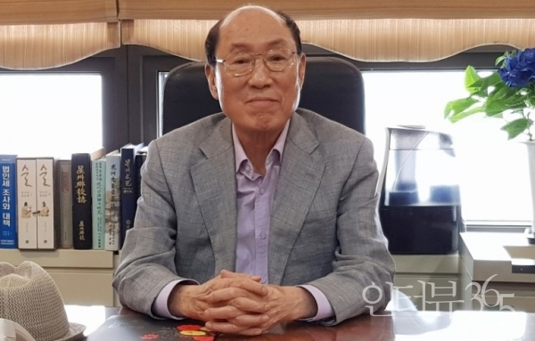 한국영화산업의 1970∼80년대를 견인한 영화사 동아수출공사의 이우석 회장.&nbsp;동아수출공사는 1967년에 창업된 충무로 토착자본의 영화사다.&nbsp;'이어도', '바람불어 좋은날', '만추', '돼지가 우물에 빠진날' 등&nbsp;동아수출공사가 제작한 영화가 85편에 이른다. ⓒ인터뷰365