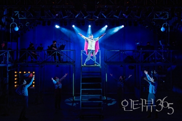 뮤지컬 '쇼맨_어느 독재자의 네 번째 대역 배우' 공연 장면./사진=국립정동극장