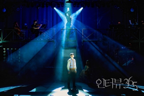 뮤지컬 '쇼맨_어느 독재자의 네 번째 대역 배우' 공연 장면./사진=국립정동극장