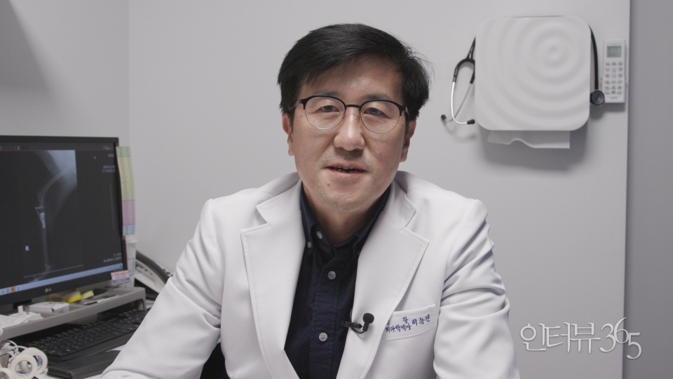 울산 삼환아르누보 화재 당시&nbsp;위험 속에서 적극적인 구조활동을 펼친 이승진(이승진동물의료센터 대표 원장) 씨.&nbsp;갑작스러운&nbsp;화재로 혼란에 휩싸인 입주민 22명을 안전 지대로&nbsp;무사히 이끈 공로를 인정받아 국무총리 표창과 생명존중대상 등을 수상했다. 이 씨는&nbsp;"제가 한 행동에 비해 과분한 상"이라고 겸손해하며 "많은 관심을 받은 만큼 사회에 돌려주고 싶다"고 말했다./사진=생명보험사회공헌재단